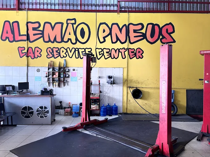Balcão de atendimento e elevadores da oficina Alemão Pneus
