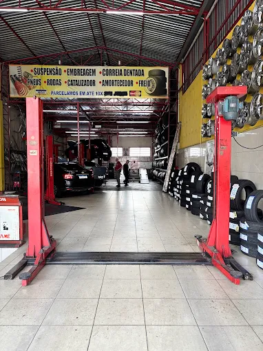 Elevador automotivo e pneus em estoque na oficina